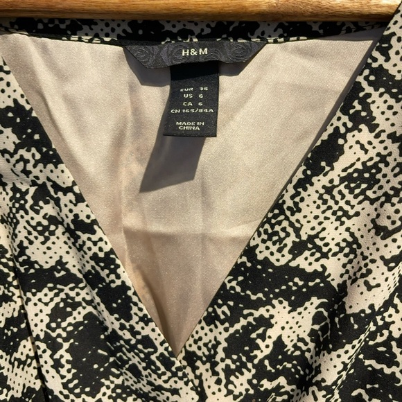 New H&M Black and Ivory Floral Print Dress Size 6 - Picture 2 of 4